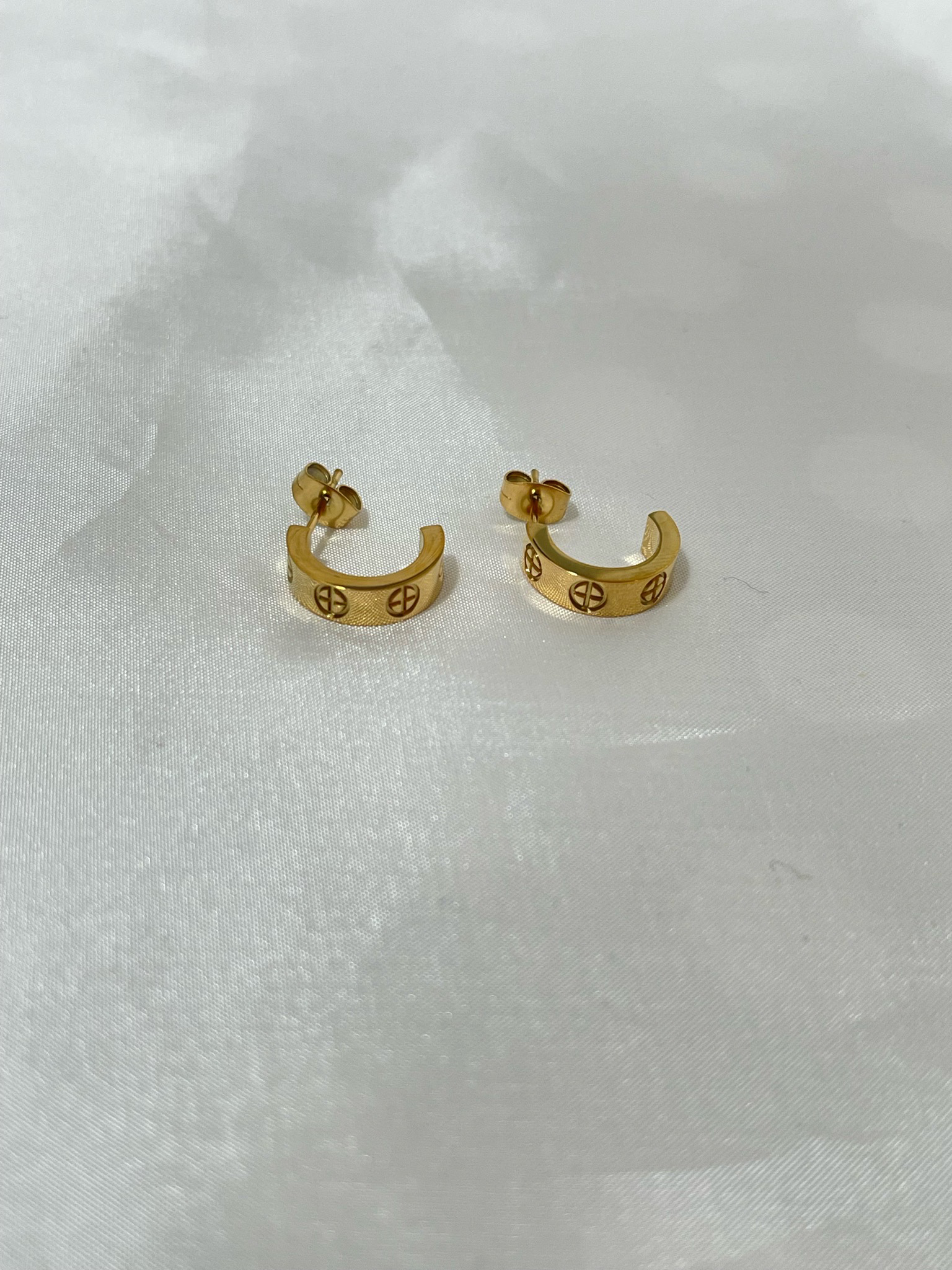 Carrie hoop earrings