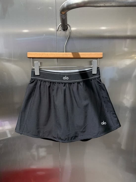 A black skirt (PRE ORDER)